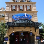 Eingangstor zu Ratatouille The Adventure mit blauem Schild an der Fassade