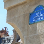 blaues Straßenschild mit der Aufschrift Rue Auguste Gusteau