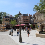 Place de Remy mit einer Straßenlaterne im Vordergurnd