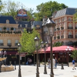 Place de Remy mit Straßenlaternen und Springbrunnen