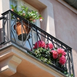 Blumenschmuck auf einem Balkon