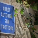 Straßenschild mit dem Hiweis, dass nur Befugte auf dem Fußweg parken dürfen