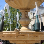 Springbrunnen, bei dem das Wasser aus Champagnerflaschen heraussprudelt