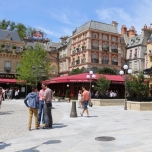 Totale des Place de Remy mit einigen Passanten