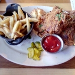 Fried chicken mit Pommes Frites