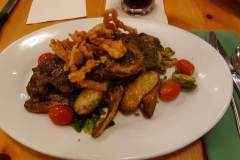 Steak mit Röstzwiebeln, Kartoffeln und Gemüse