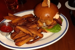 Burger mit Pommes Frites und Ketchup