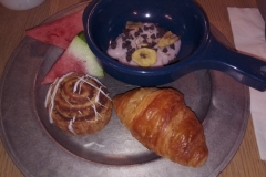 Porridge mit Obst und Gebäck