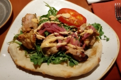 Flatbread mit Huhn, Rucola und Tomate