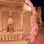 Main Street Sandskulptur mit dem Schild Walt's im Vordergrund