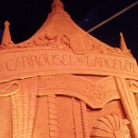 Fassade des Carroussel de Lancelot aus Sand gebaut