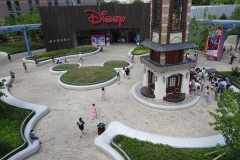 Der Vorplatz des Disney Store mit einem Blumenbeet in Mickey-Form