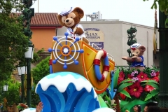 Duffy Disney Bear auf einem Paradenwagen