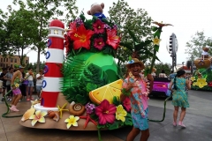 Paradenwagen mit einem Leuchtturm und vielen Blumen