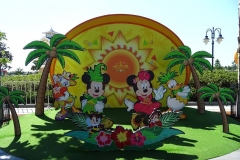 Display zur aktuellen Season mit Mickey und Minnie sowie Daisy und Donald