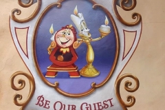 Be our Guest Boutique Schild mit Herrn von Unruh und Lumiere