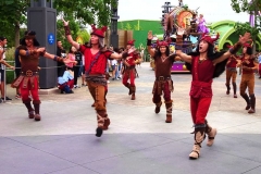 Eine Gruppe Tänzer bei der Disney Parade