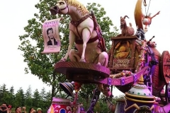 Maximus auf dem Rapunzel-Paradenwagen