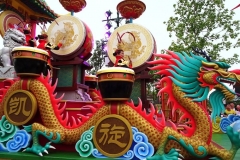 Chinesischer Drache und traditionelle Trommler