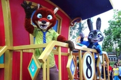 Judy Hopps und Nick Wilde winken vom Paradenwagen aus ins Publikum