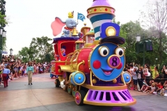 Dumbos Zug bei der Parade in Shanghai disneyland