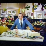 Walt Disney mit einem Small World Modell