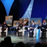 Blick auf die vier Teilnehmer einer Podiumsdiskussion