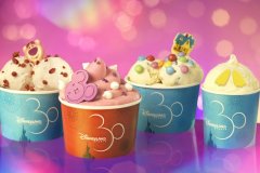 Vier Eisbecher mit Schokolinsen und anderen leckeren Toppings