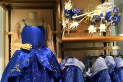 Kleid, Maske und Tinkerbell-Figuren