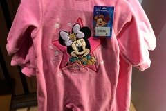 Rosa Babystrampler mit Minnie Mouse Motiv