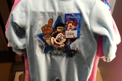 Blauer Babystrampler mit Mickey Mouse Motiv