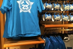 Blaues T-shirt mit 25 Druck und Kaffeebecher im ähnlichen Desgin