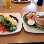 Frühstücksbagel mit Lachs und Salat