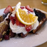 French Toast mit Sahne und Früchten