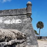 Mauer einer Festung am Strand