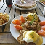 Eggs Benedict mit Räucherlachs auf einem Teller