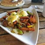 Herzhaftes Frühstück mit Süßkartoffelpommes