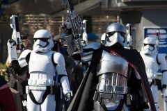 Captain Phasma und Stormtrooper mit erhobenen Waffen