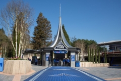 Blauer Teppich vor dem Eingang zu Star Tours