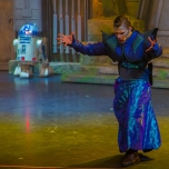 Jedi-Meister präsentiert die Macht, R2-D2 schaut ihm zu