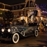 Parice Girod und Robert Watts in einem Oldtimer bei der Parade