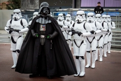 Darth Vader führt Storm Trooper beim Imperial March an