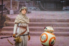 Rey und BB-8 auf der Bühne