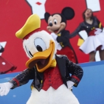 Donald Duck trägt ein Mickey Mouse Bounding