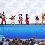 Surprise Mickey show mit Disney Figuren und Tänzern