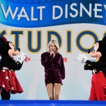 Zara Larsson mit Mickey Mouse und Minnie Mouse