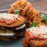 TeÜberbackene Auberginen, Paniertes Huhn und Spaghetti