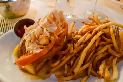 Lobster Roll mit Pommes