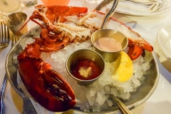 Lobster  mit Dips und Zitrone auf Eis