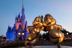 Fab 50 Figur von Chip and Dale vor dem Schloss